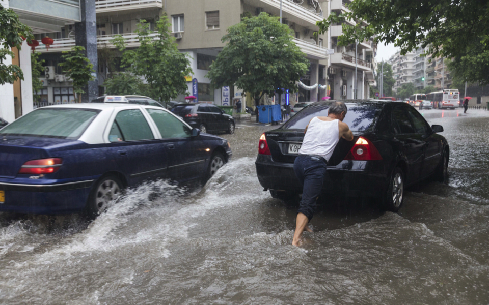 Heavy downpour causes floods in Thessaloniki