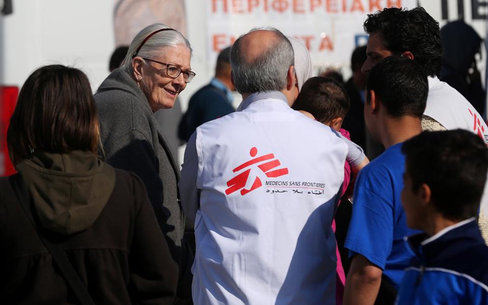 Actress Vanessa Redgrave visits Piraeus camp, hosting nearly 6,000 migrants