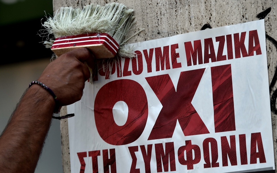 Greek prosecutor drops probe into referendum coverage