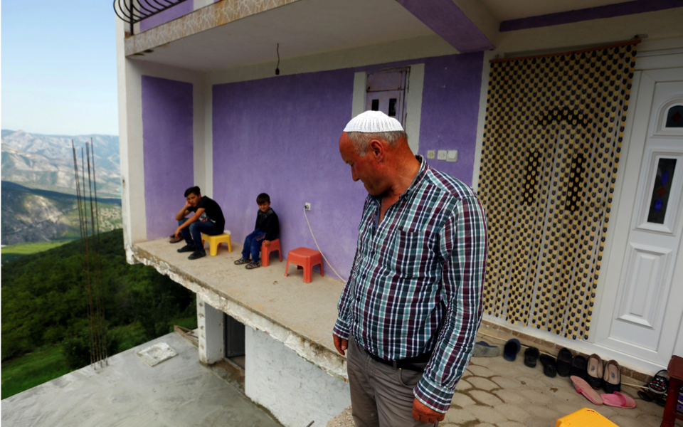 Thinly populated FYROM village builds homes as it awaits change