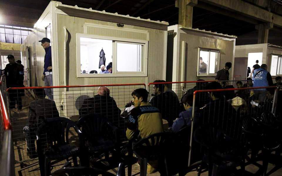 Another 400 refugees to be relocated from Lesvos camp to Greek mainland