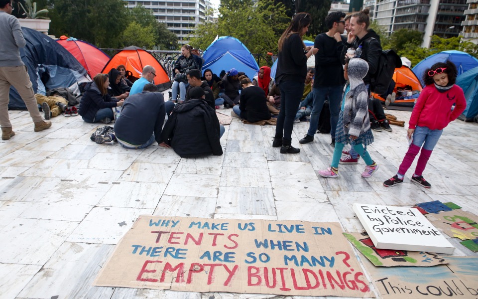 Refugees evicted from squat set up camp in Syntagma