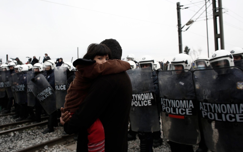Refugees, migrants protest to be let through Greek-FYROM border