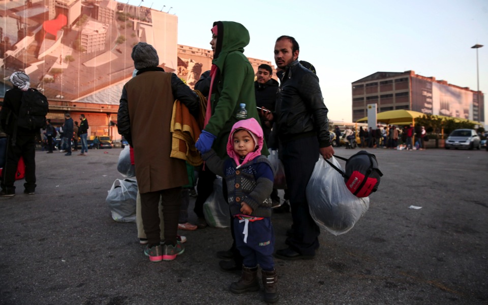 Fight among stranded refugees in Piraeus leaves 8 injured