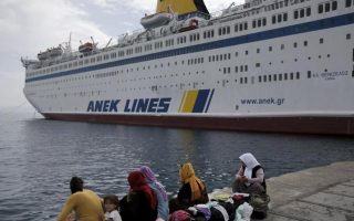 Greece moves hundreds of asylum seekers from Lesvos to mainland