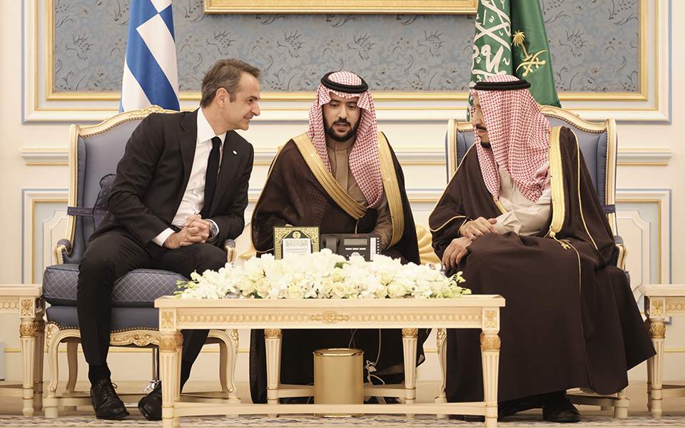 PM Mitsotakis courts Saudi investors on visit to Riyadh