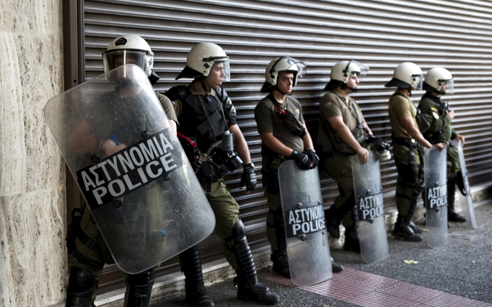 Riot police units come under attack in Exarchia