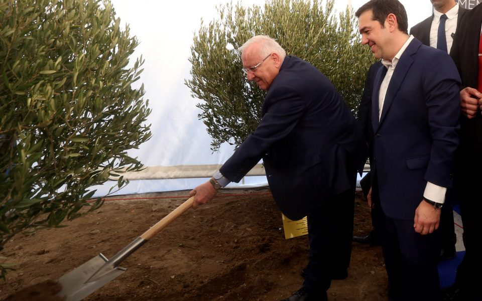 Tsipras, Rivlin plant olive trees at Holocaust museum site
