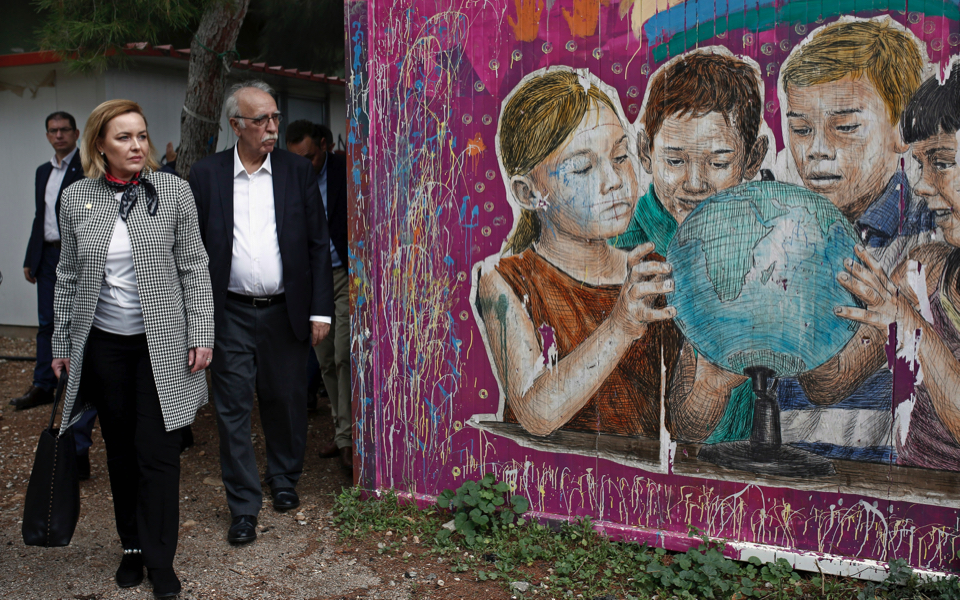 Romanian Interior Minister visits Athens refugee camp