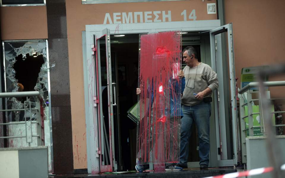 Rouvikonas smashes entrance of Attica Regional Authority