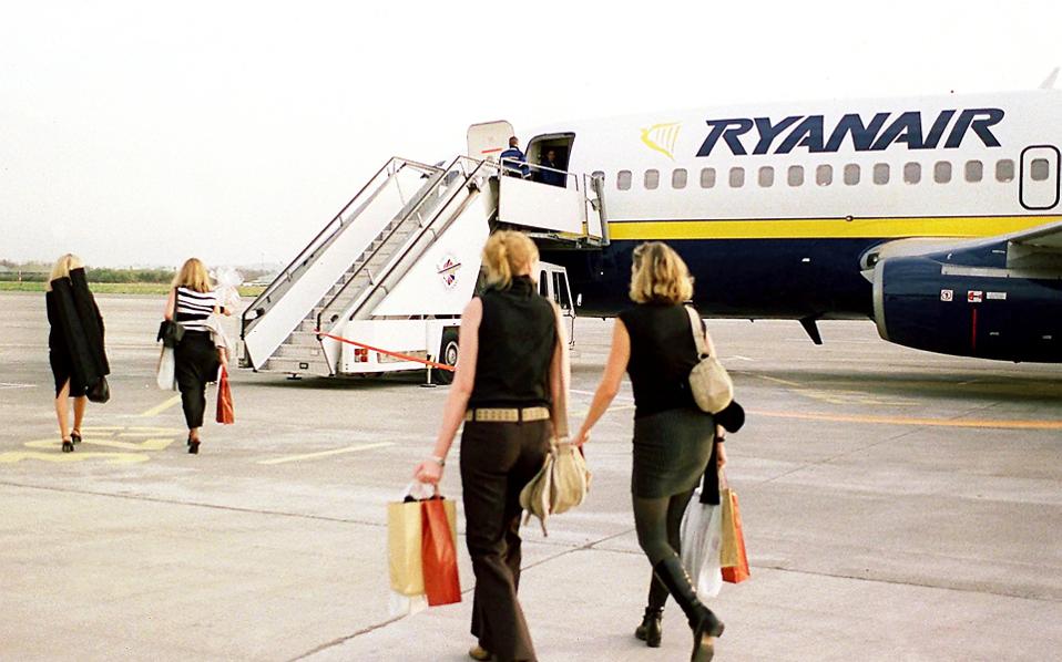 Ryanair lets Greeks buy tickets for cash as bank cards refused
