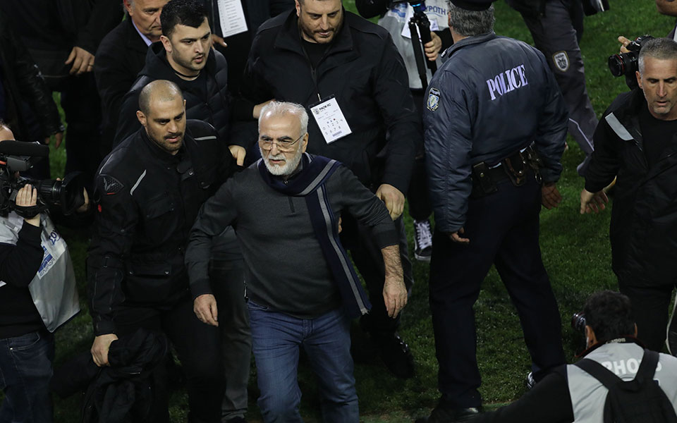 Armed club owner’s pitch invasion prompts criticism against gov’t