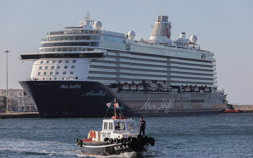 Cruise ship arrives at Piraeus for Covid-19 inspection