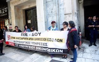 Unionists hold finance ministry sit-in