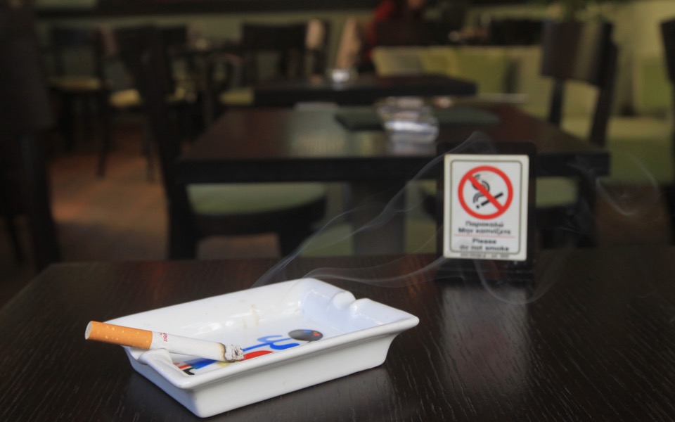 Majority of Greeks would appreciate smoking ban enforcement, says expert