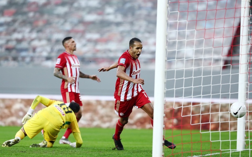 Olympiakos tops league at halfway point