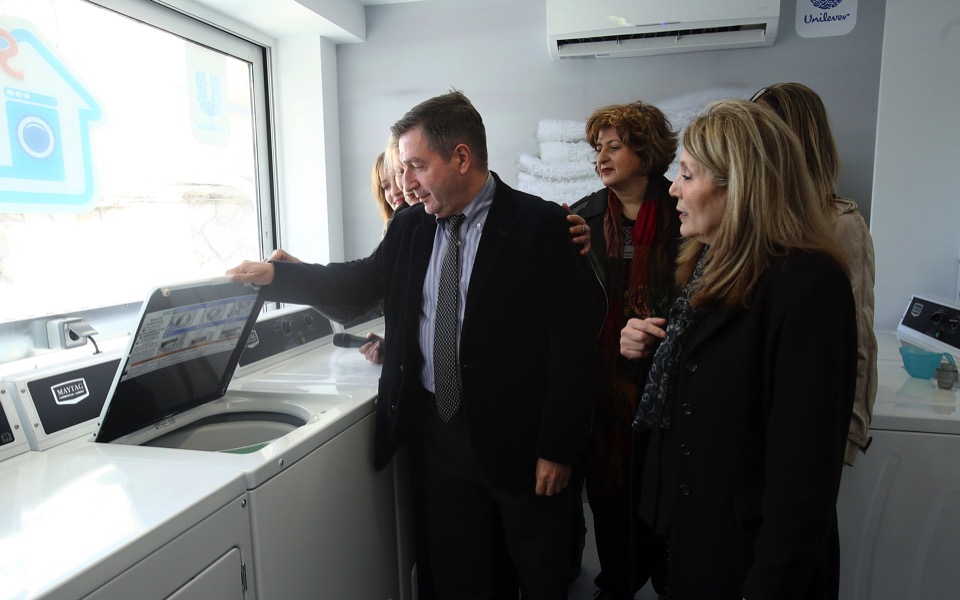 Athens mayor inaugurates ‘social laundry’
