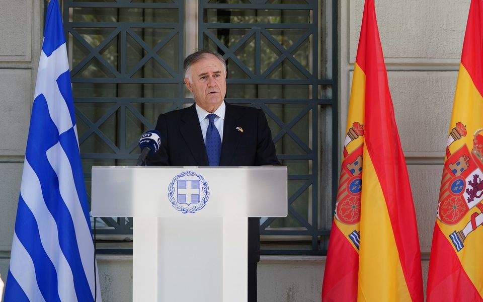 Greece raises Spanish flag in sign of solidarity