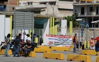 Small number of unionists block operation of Piraeus container terminal