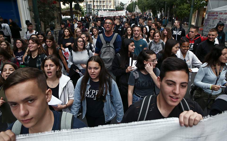 Social media campaign stirring Prespes deal opposition at Greek schools