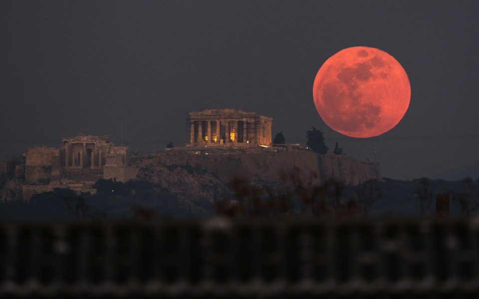 ‘Super blue blood moon’ rises over the Acropolis
