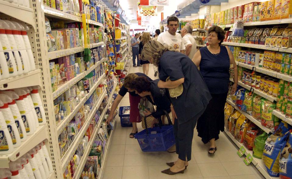 Greeks slash spending on groceries by some 20 pct, study finds