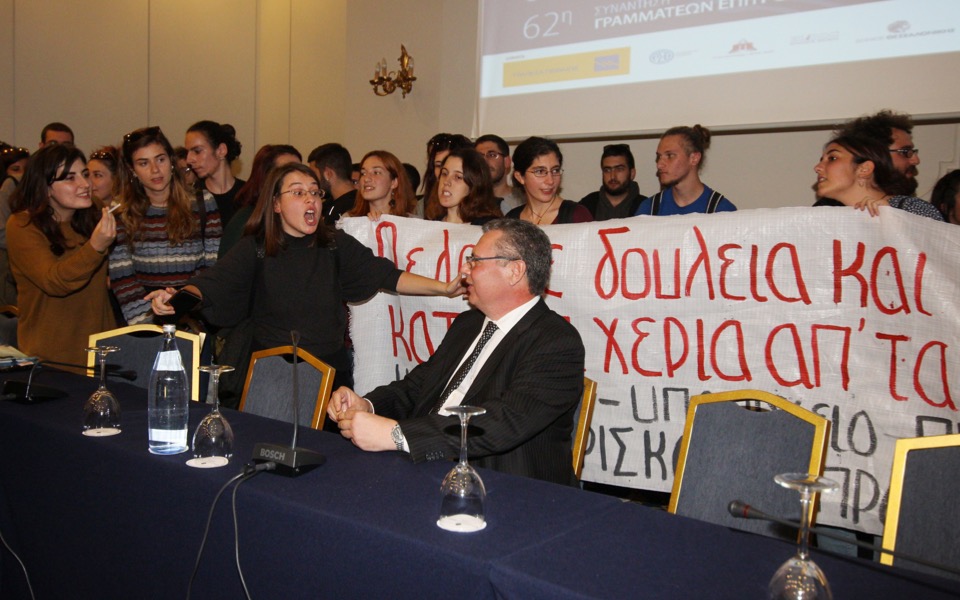 Students crash meeting of university rectors in Thessaloniki