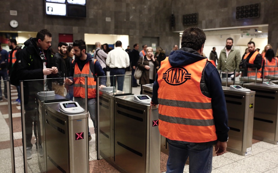 Closed ticket barriers at Syntagma cause confusion
