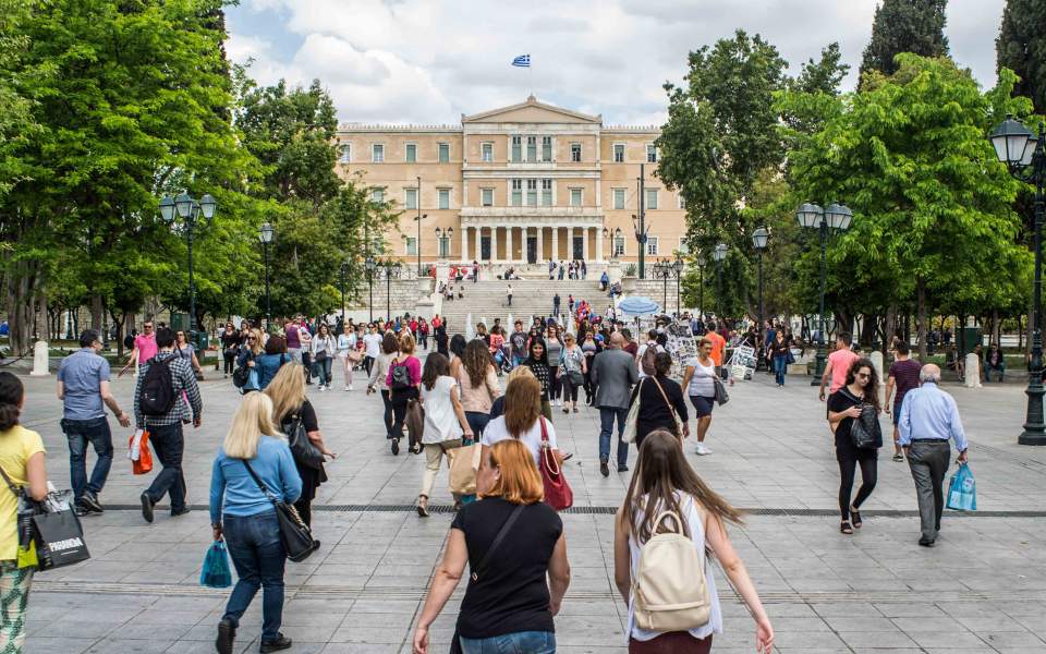 More than half of Greeks aged 25-34 live with parents