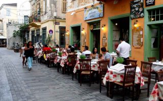 Greeks keep eating out despite crisis