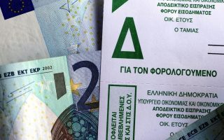 Small share of Greek taxpayers covers bulk of income tax revenues