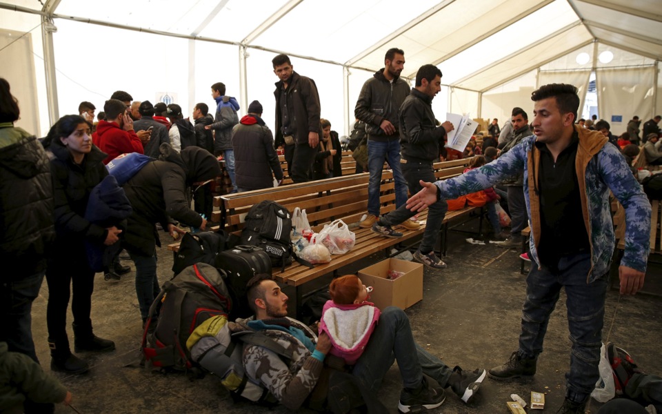 Migrants set out on foot along Greek highway to FYROM