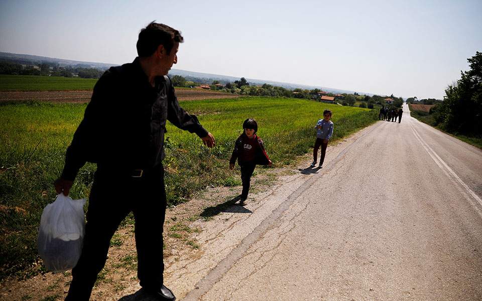 Migrants in Greece turn up at border agents’ doorstep
