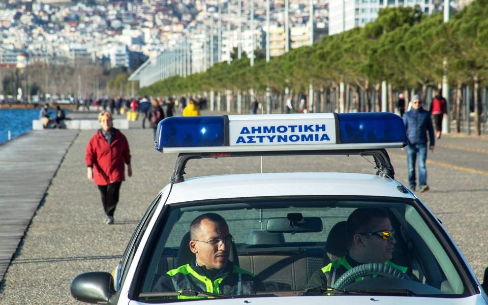 Police brought out in Thessaloniki push self-isolation effort