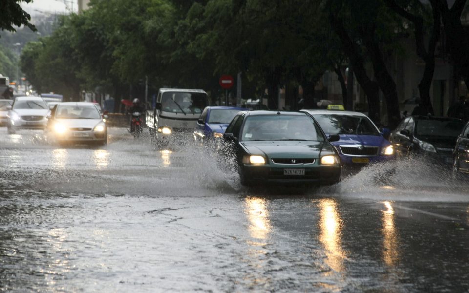 Storms and hail pound Thessaloniki, roads and basements flooded
