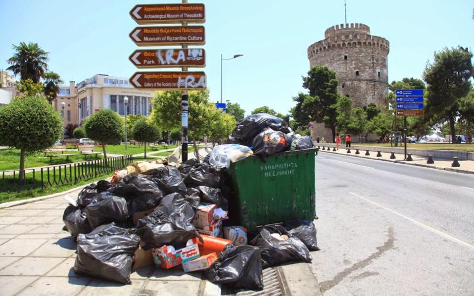 Thessaloniki trash collectors go on strike