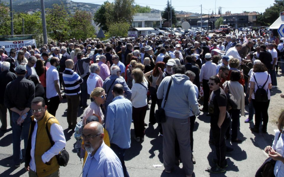 Residents in northern Athens suburbs protest toll plans