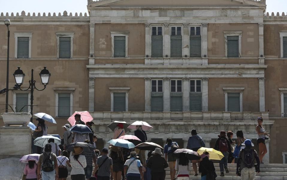Athens Municipality opens air-conditioned spaces to public