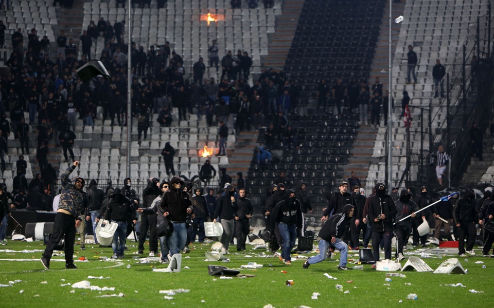 Government suspends Greek Cup