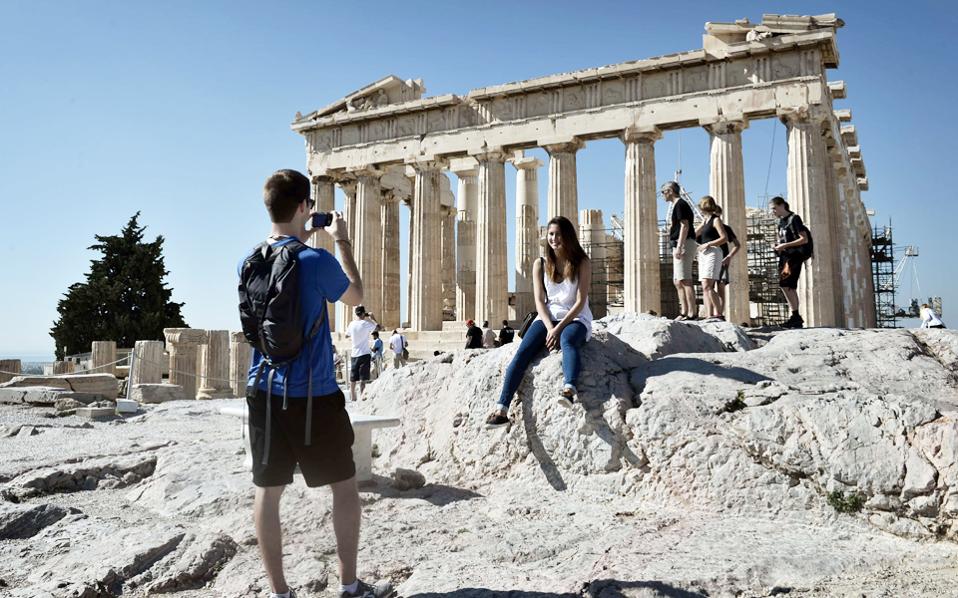Greek current account posts surplus in May, helped by tourism