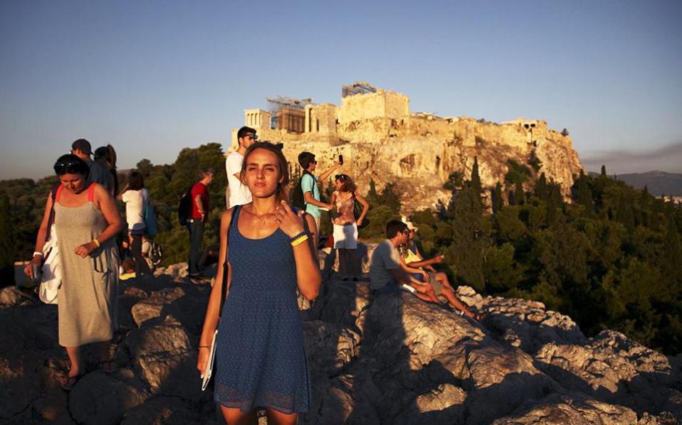 Greek tourism growth said to hinge on bailout review, refugee crisis