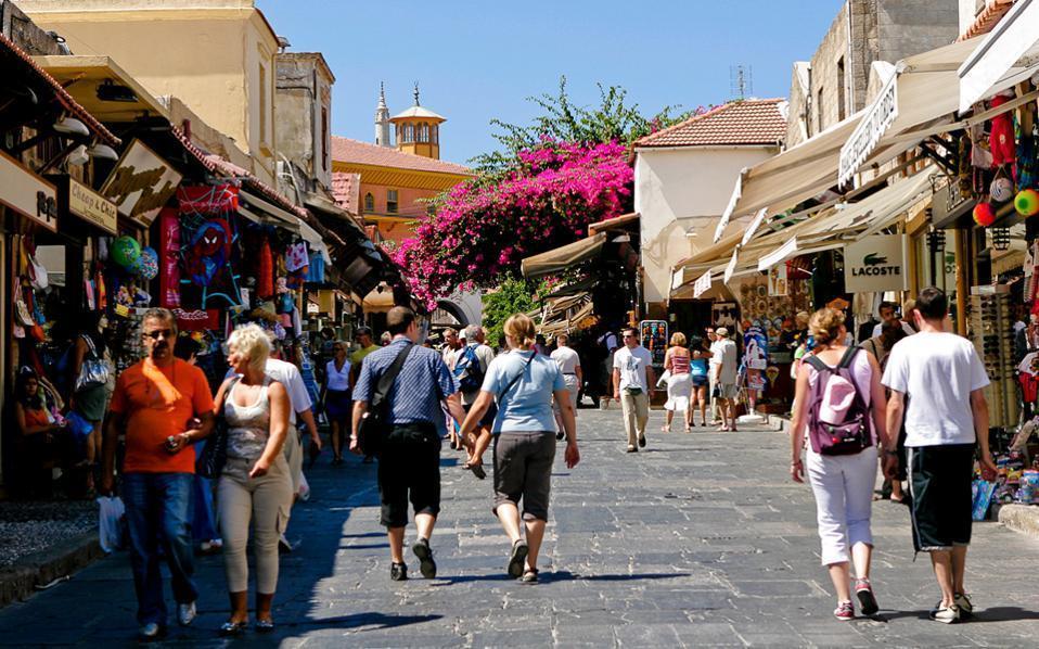 Average tourist in Greece spends 67 euros a day, study finds