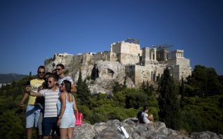 Surge in visitors to boost Greece’s 2018 tourism revenues, says minister