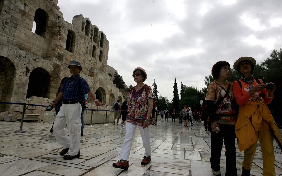 Greek current account deficit widens in March, tourism revenues up