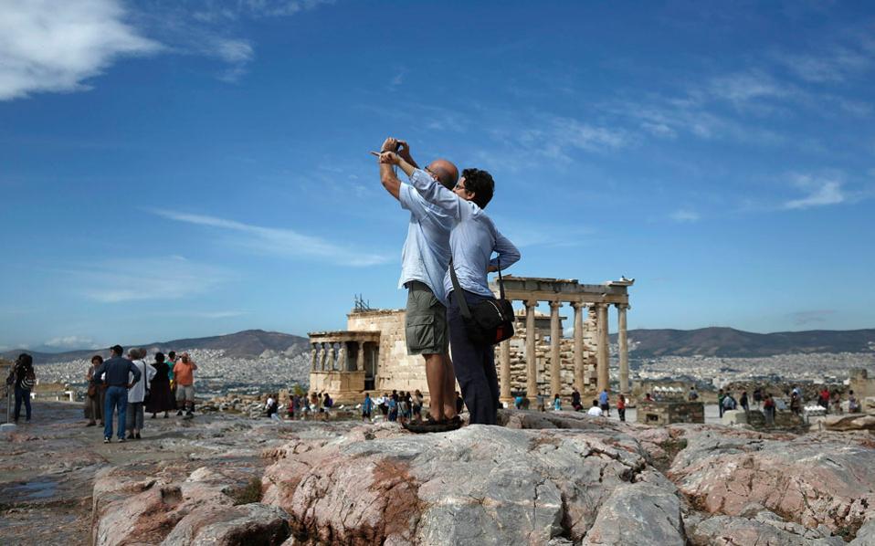 Greek current account deficit widens in December, tourism revenues up