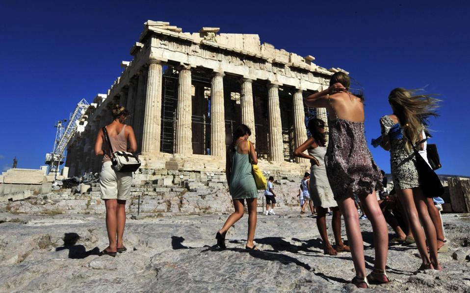 Greek current account deficit shrinks in March, tourism revenues rise