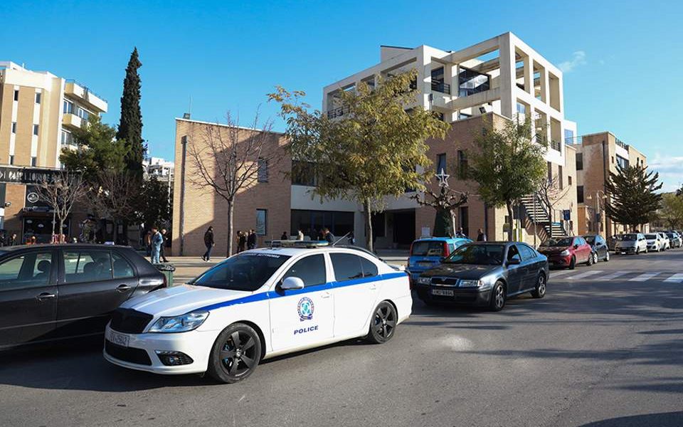 Kalashnikov-wielding robbers storm town hall north of Athens
