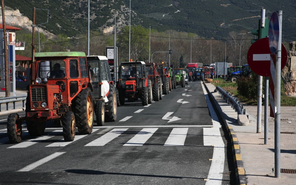 Farmers start to leave roadblocks