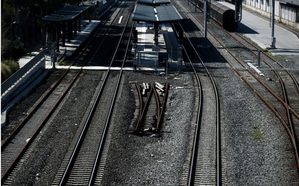 Rail unions extend strike to weekend