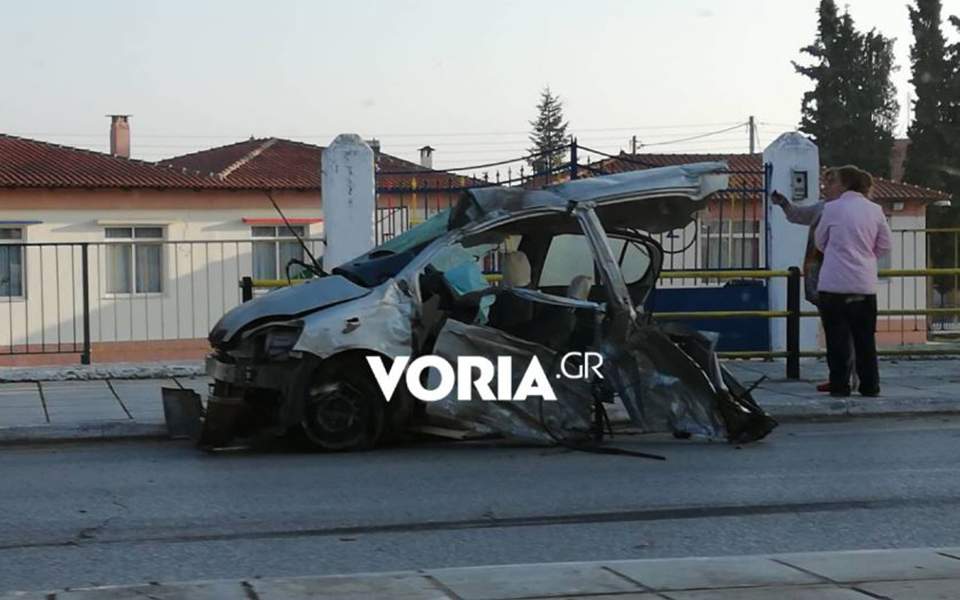 Car carrying 12 migrants hits Greek man’s car, kills him